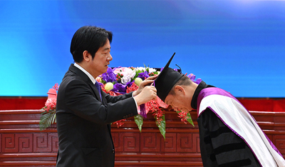 總統為畢業生撥穗