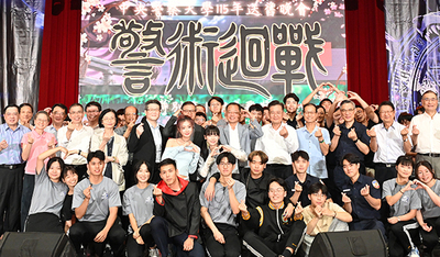 校長、各級師長與第49屆社聯會成員合影留念。