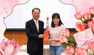 校長致贈防災所林貝珊老師母親節禮券及康乃馨
